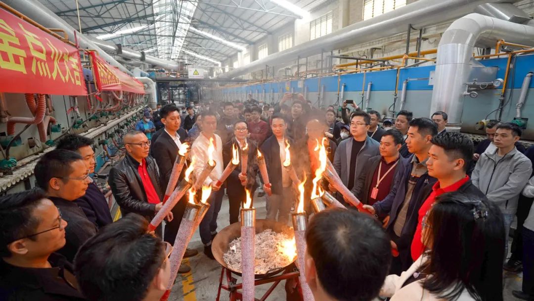 薪火升腾·共赴新程 | 来德利肇庆工厂智能窑炉顺利点火开窑!